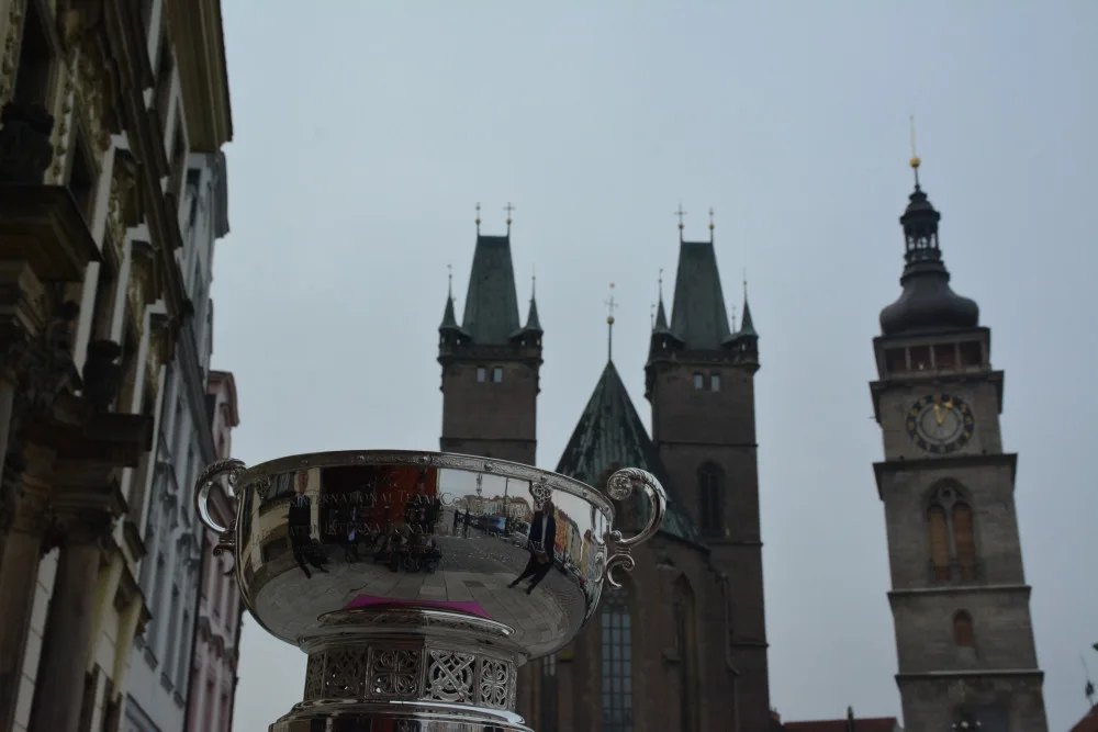 Tenistka Kateřina Siniaková přijela do rodného Hradce, přivezla pohár z Fed Cupu