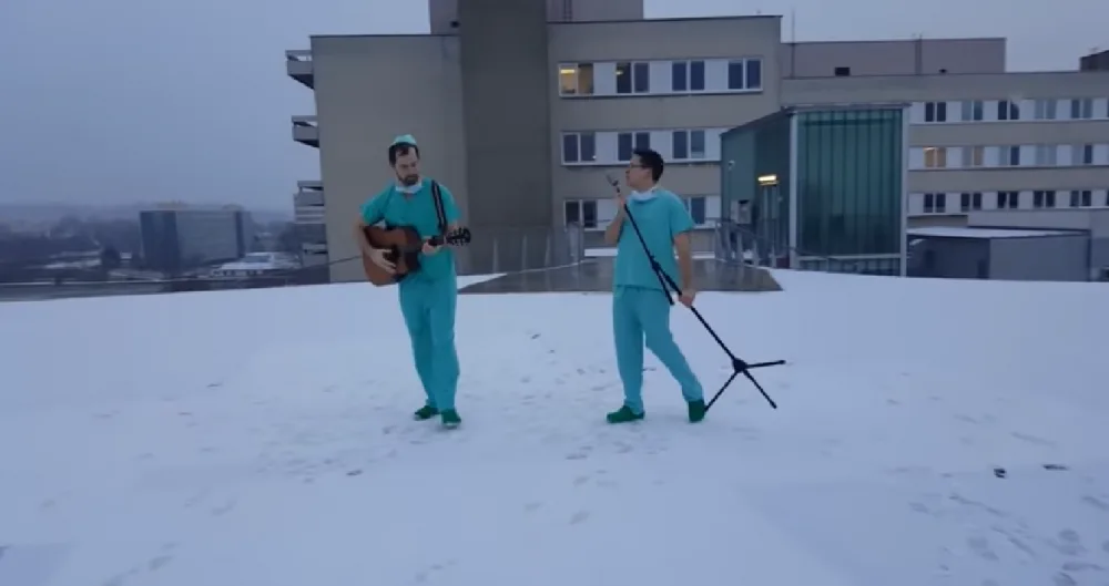 Na hradecké kardiochirurgii vznikl další vánoční hit, letošní song se jmenuje Naviděnou