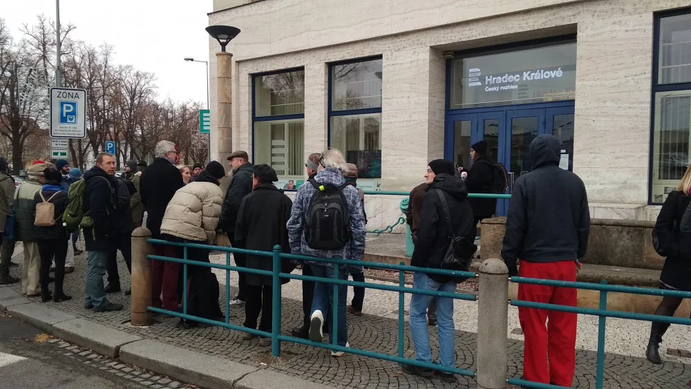 Protest u budovy rozhlasu