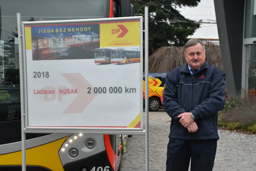 Řidič hradeckého dopravního podniku Ladislav Husák má na kontě 2 miliony kilometrů bez nehody