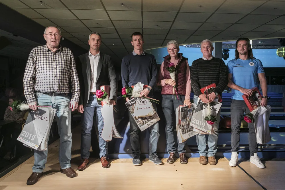 Na fotografii jsou zleva: Zdeněk Votruba, Karel Podhajský, Jiří Lindr, Petra Janková Opltová, Luděk Jelínek a Radim Ottmar. Za Jindřicha Jindru měl dárkový balíček převzít jeho syn Petr, který za Hradec sám chytal na začátku osmdesátých let, ale ze zdravo