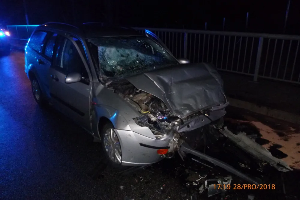 Ford Focus po čelní srážce dvou aut na Broumovsku