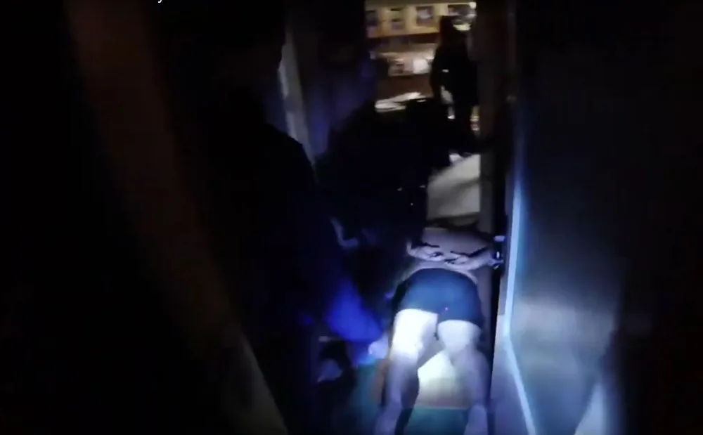 Záběr z policejního zásahu proti čtveřici vyděračů