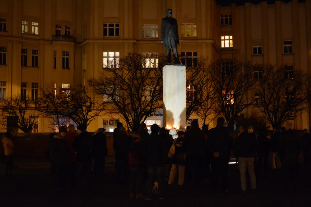 Na Masarykovo náměstí přišly desítky lidí, aby uctily památku Jana Palacha
