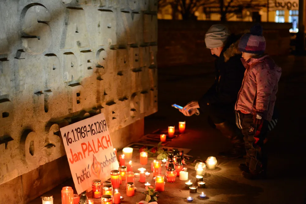 a Masarykově náměstí se sešly desítky lidí, aby uctily památku Jana PalachaNa Masarykovo náměstí přišly desítky lidí, aby uctily památku Jana Palacha