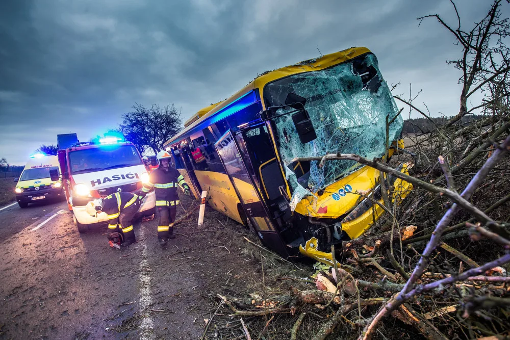 U Černčic na Náchodsku narazil autobus do stromu, pět lidí se zranilo