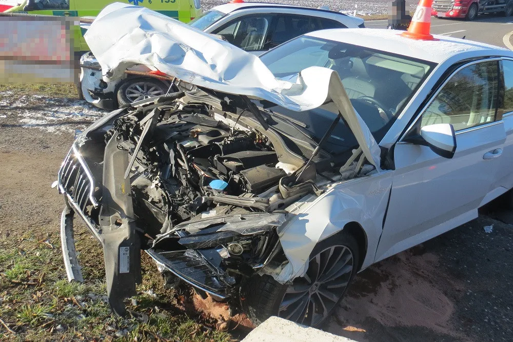 Na obchvatu Jičína se střetla dvě luxusní auta, škoda je téměř půl milionu