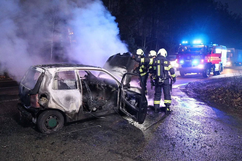 O Nového Hradce shořel osobák, silnice I/35 musela být uzavřena