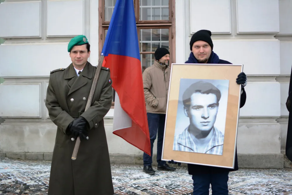Centrem města prošel pietní průvod, studenti zopakovali pochod za Jana Palacha z roku 1969