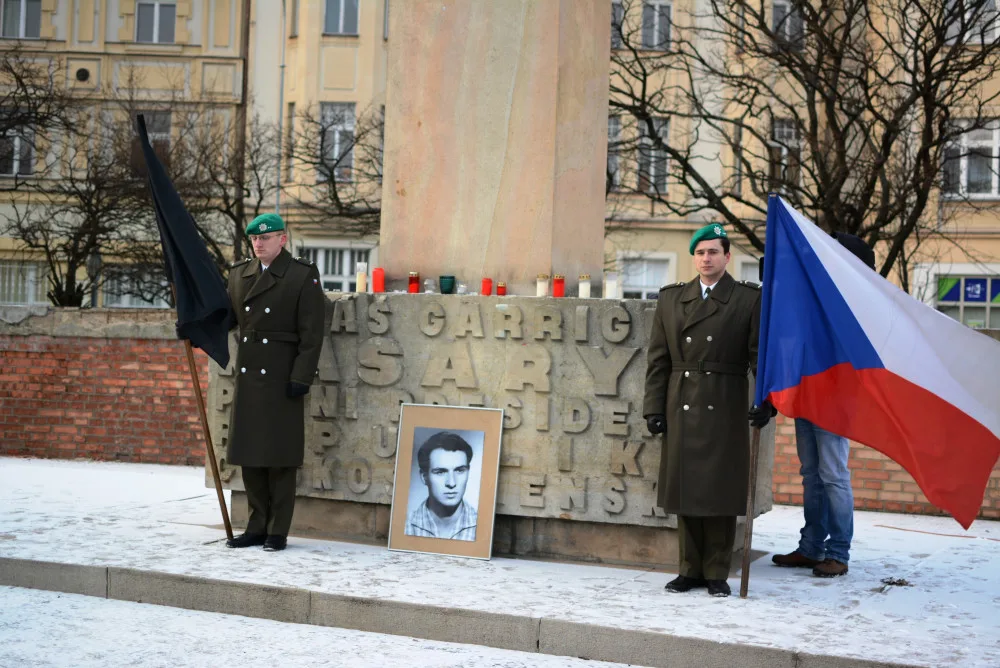Centrem města prošel pietní průvod, studenti zopakovali pochod za Jana Palacha z roku 1969
