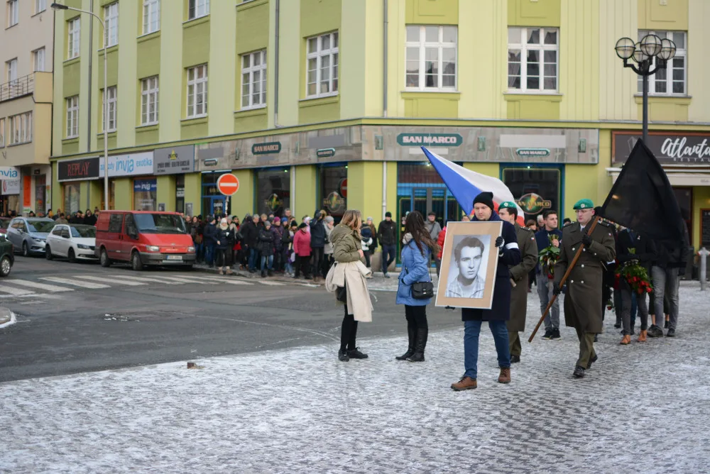 Centrem města prošel pietní průvod, studenti zopakovali pochod za Jana Palacha z roku 1969