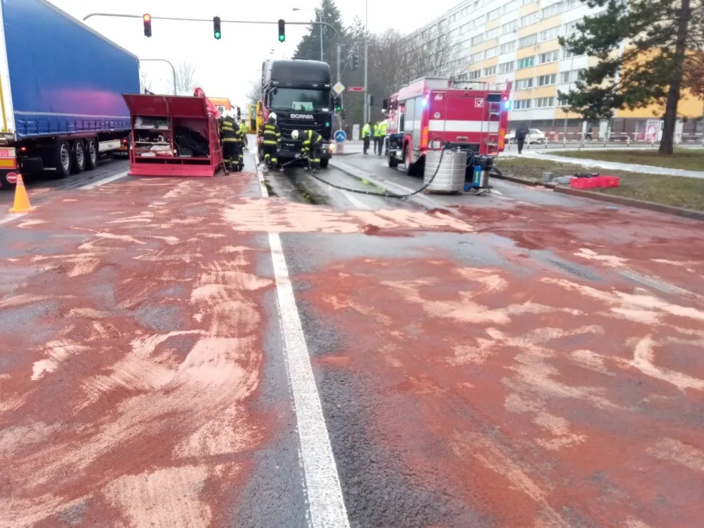 V ulici Víta Nejedlého vyteklo na silnici velké množství nafty, hasiči museli použít speciální techniku
