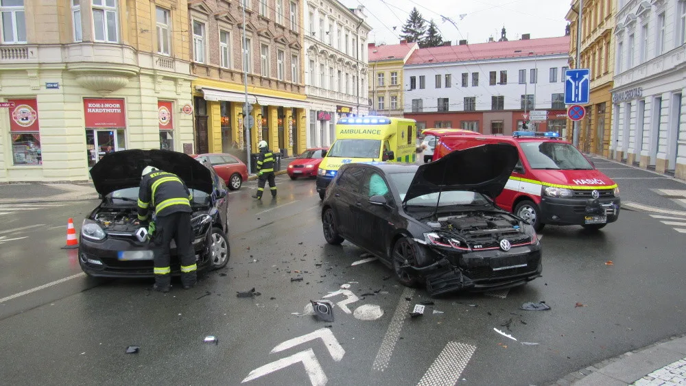 Dopravu na Pražském mostě dopoledne komplikovala nehoda dvou osobáků