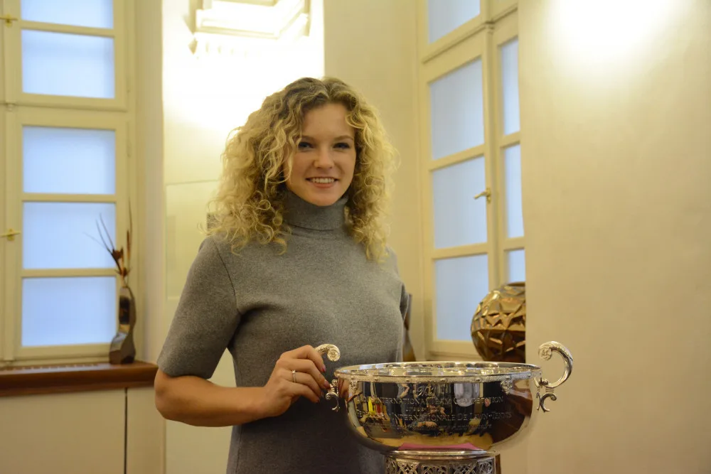 Kateřina Siniaková s trofejí s Fed Cupu s Hradci