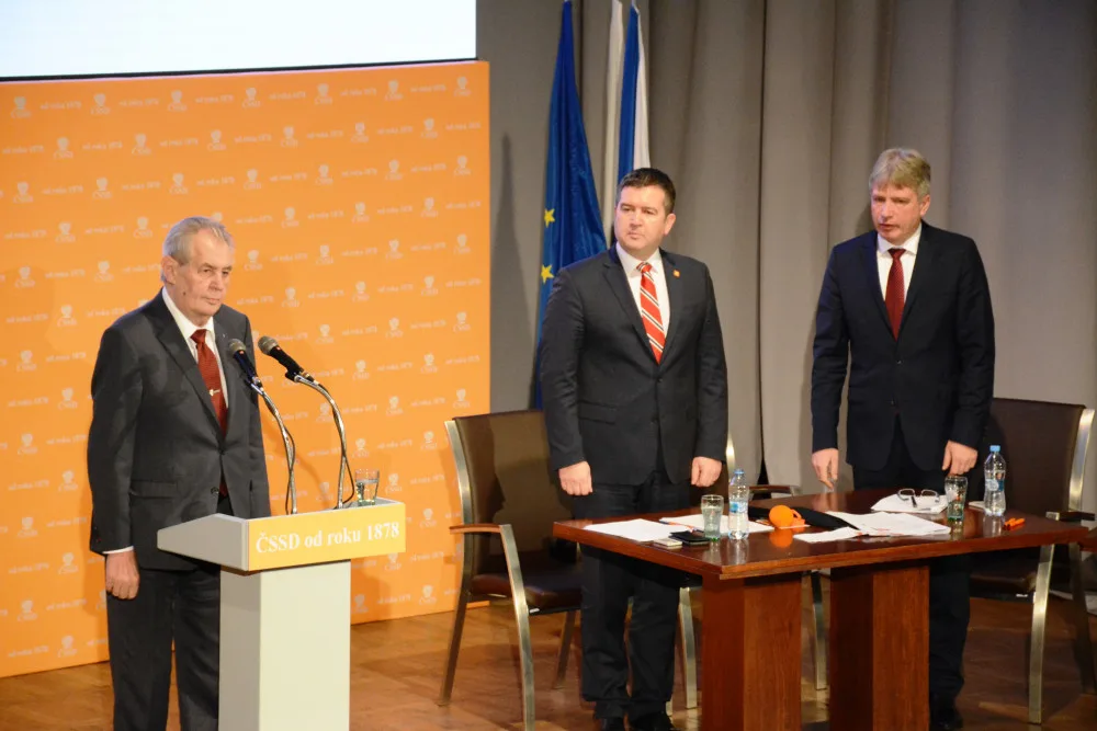 Zeman v Hradci slíbil ČSSD podporu v květnových evropských volbách