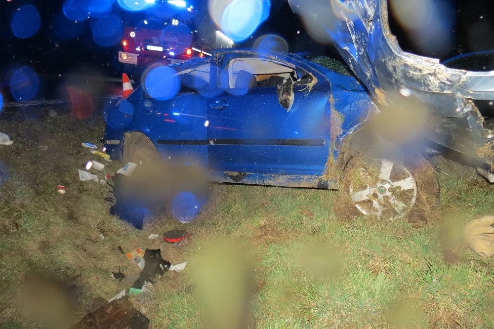 Na Jičínsku auto narazilo do mostku a několikrát se přetočilo přes střechu