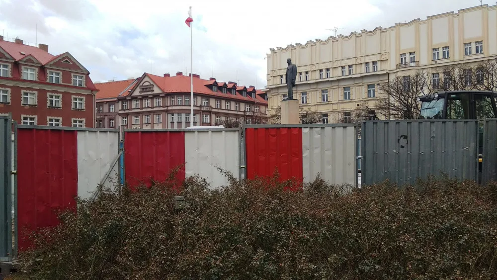 Masarykovo náměstí má novou "dominantu". Kvůli opravám obehnali zídku u památníku TGM plotem