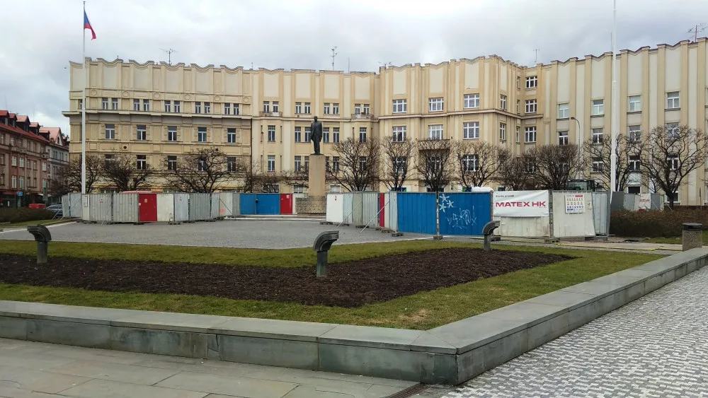 Masarykovo náměstí má novou "dominantu". Kvůli opravám obehnali zídku u památníku TGM plotem