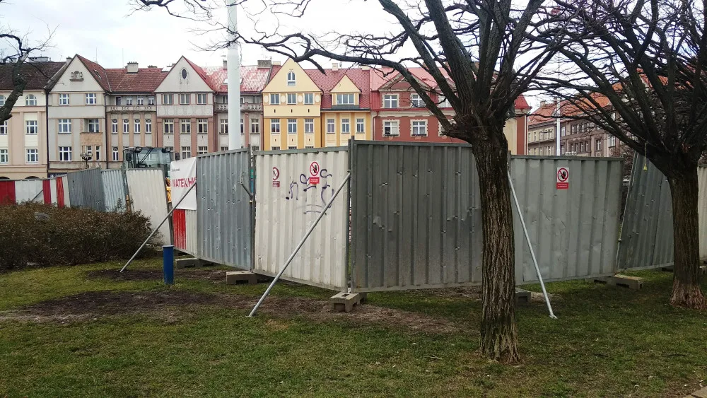 Masarykovo náměstí má novou "dominantu". Kvůli opravám obehnali zídku u památníku TGM plotem