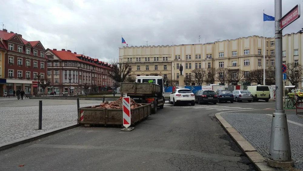 Masarykovo náměstí má novou "dominantu". Kvůli opravám obehnali zídku u památníku TGM plotem