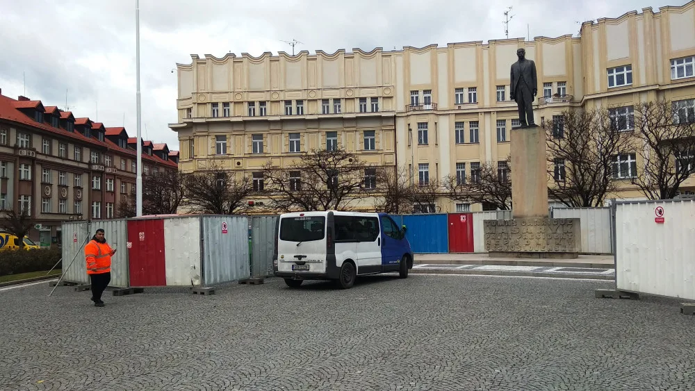Masarykovo náměstí má novou "dominantu". Kvůli opravám obehnali zídku u památníku TGM plotem