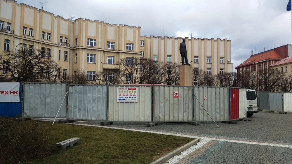 Masarykovo náměstí má novou "dominantu". Kvůli opravám obehnali zídku u památníku TGM plotem