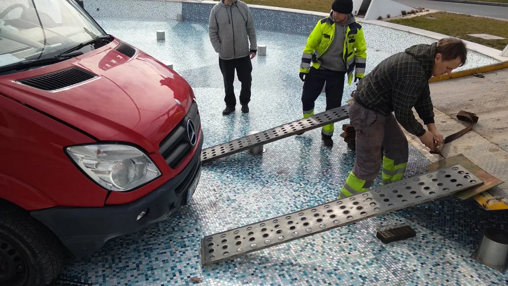 Škoda za 250 tisíc! U Auparku vjela dodávka do kašny