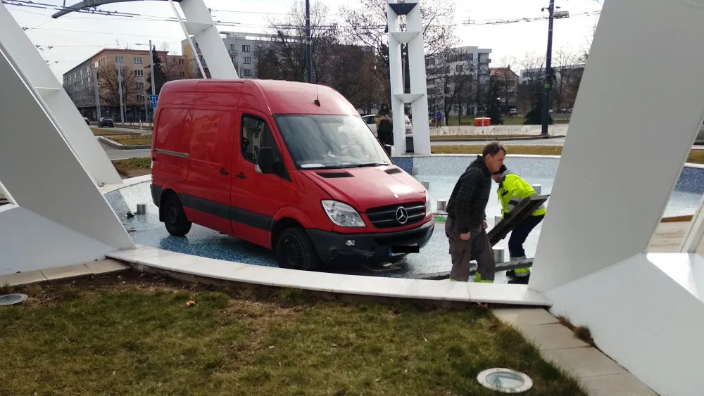 Škoda za 250 tisíc! U Auparku vjela dodávka do kašny