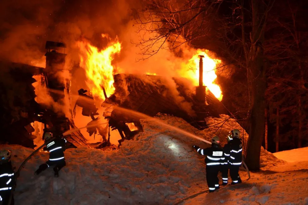 V noci hasiči bojovali s požárem chalupy v Krkonoších