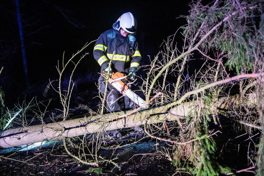 Vítr na Královéhradecku lámal stromy a ničil střechy, ČEZ vyhlásil kalamitu
