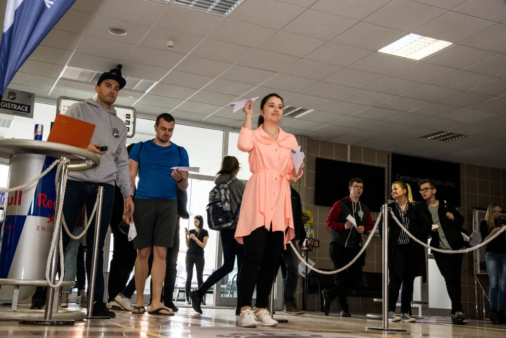 Hradeckou univerzitou létaly papírové vlaštovky, do soutěže se přihlásila skoro stovka lidí