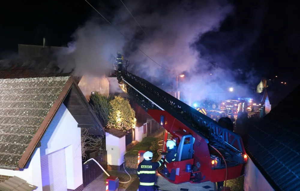 K požáru rodinného domu v Třebechovicích pod Orebem, ve kterém bylo později nalezeno sině ohořelé lidské tělo, vyjížděly všechny složky integrovaného záchranného systému v sobotu večer. Nyní je již jasná příčina požárů.