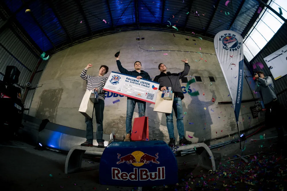 Studenti královéhradecké univerzity uspěli v soutěži Red Bull Paper Wings. Antonín Kolář pojede na Mistrovství světa v hodu papírovou vlaštovkou na