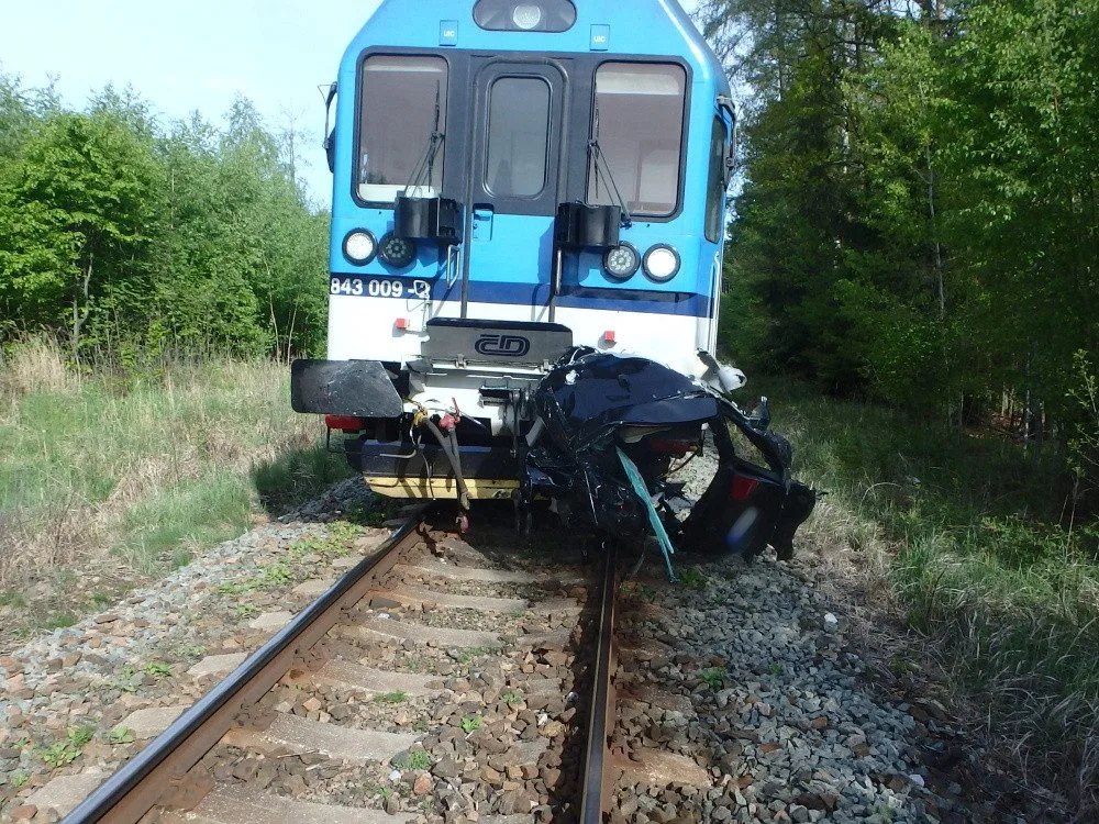 Na Trutnovsku se střetl vlak s autem, řidič nehodu nepřežil