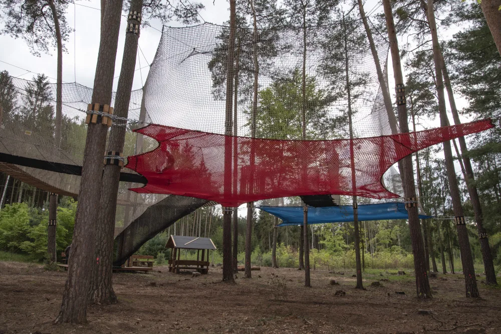 V Hradci finišuje stavba unikátního hřiště v korunách stromů