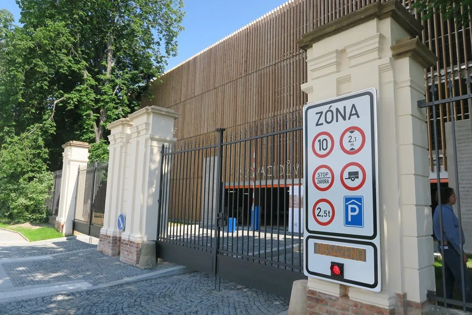 Parkovací dům otevře pro auta ve středu.