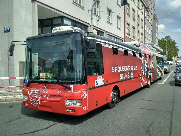 Trolejbus musel prudce brzdit.