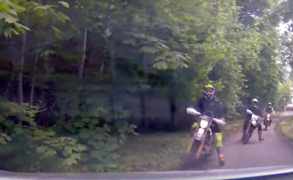 Motorkáři se vyhýbaj policejní hlídce.