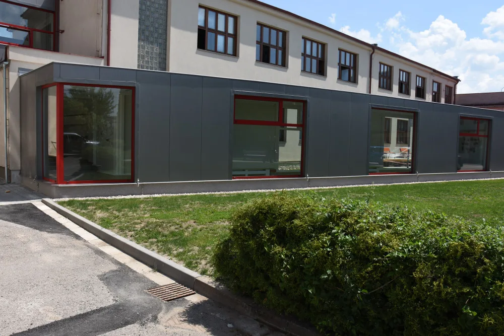 Nová chodba mezi budovami průmyslovky v Dobrušce.