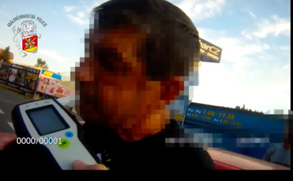 Cizinec se snažil policisty uplatit.