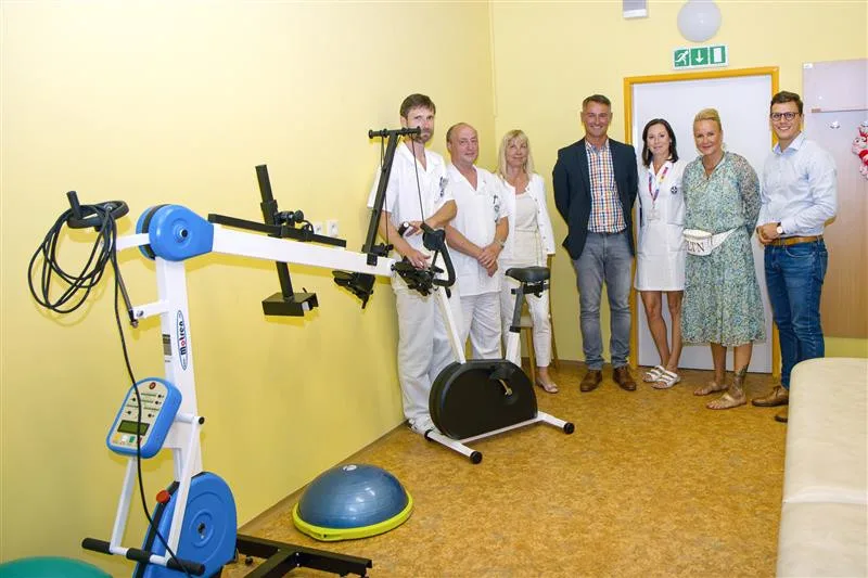 Dětská klinika nemocnice získala od Nadačního fondu Kapka naděje rehabilitační přístroj