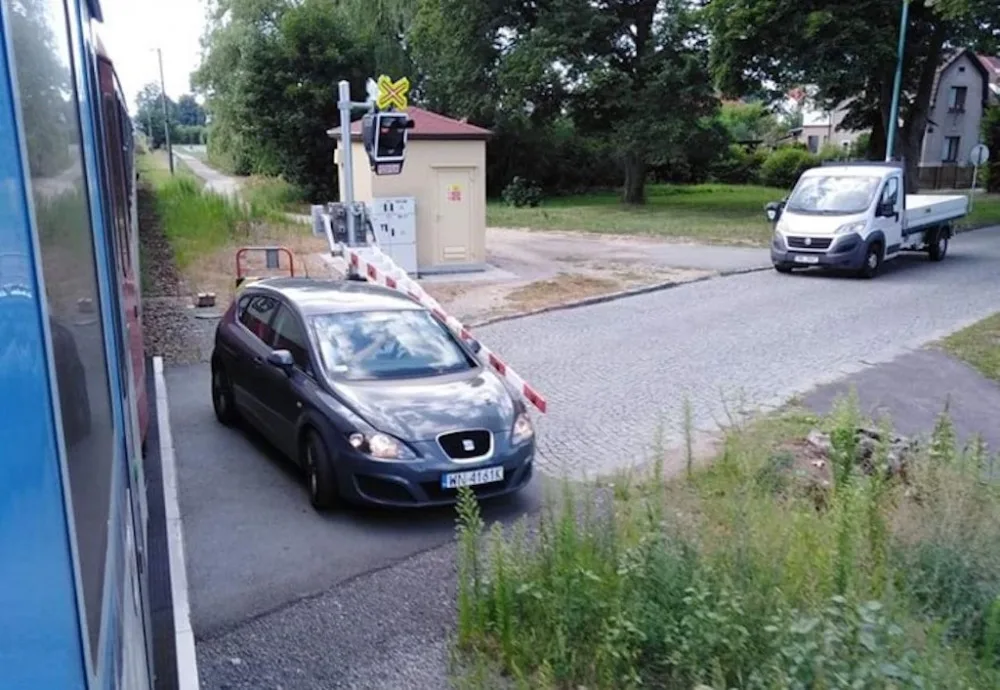 Auto uvízlo na přejezdu, řidič zareagoval dobře.