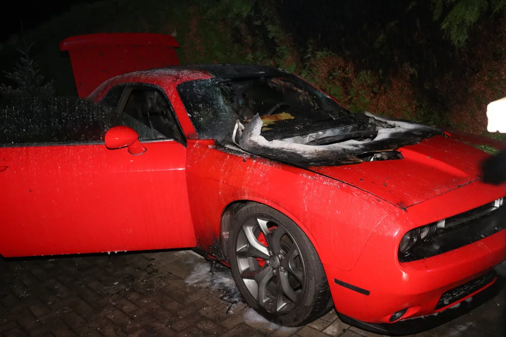 Oheň auto zničil.