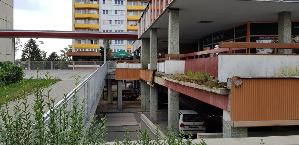Ulice se místním rozpadá před očima.