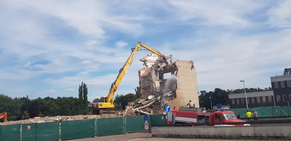 Vybydlený panelák už pomalu mizí