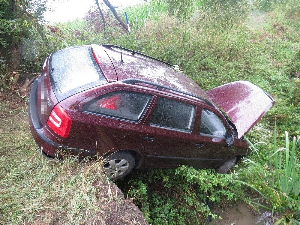 Auto skončilo v příkopě