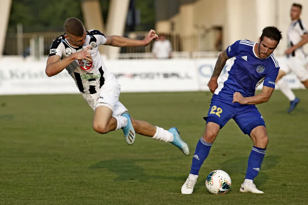 Fotbalisté Hradce (v bílém) v duelu s Jihlavou
