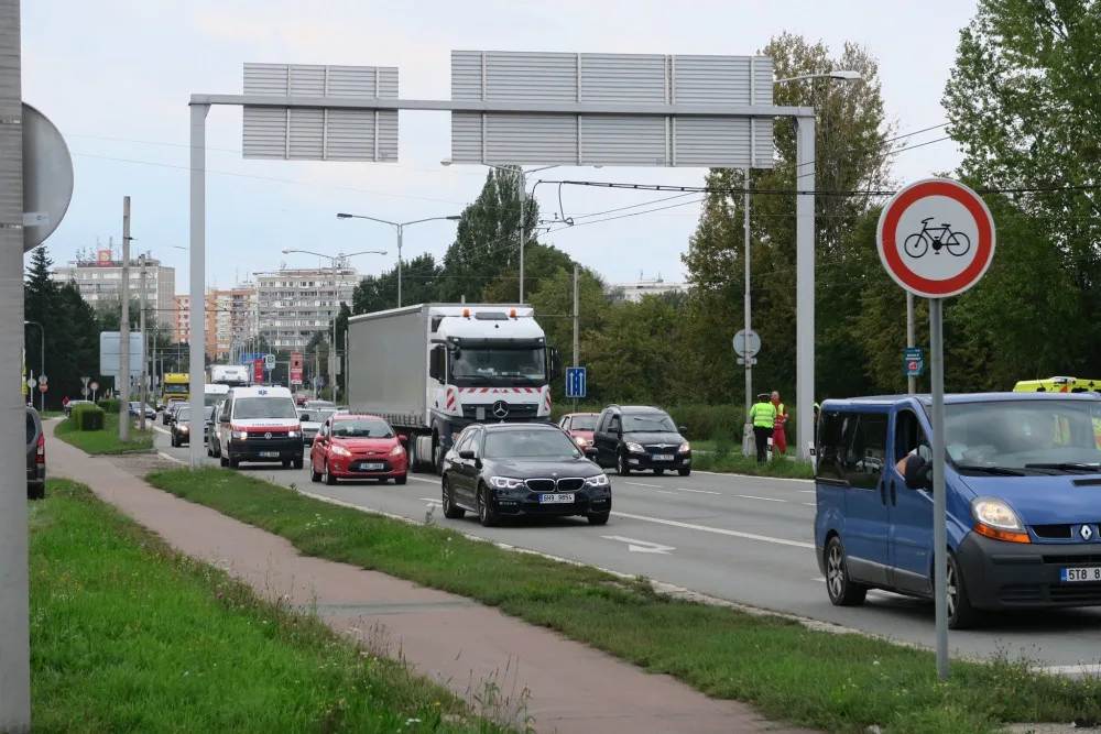 Kamion zůstal stát na frekventované silnici