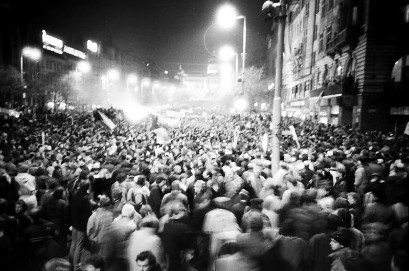 1000x1000-1321532886-sametova-revoluce-na-prazskem-vaclavskem-namesti