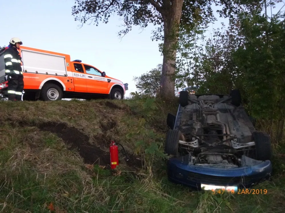 Auto skončilo v příkopu